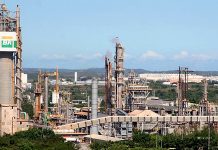 Indústria baiana volta a crescer impulsionada por derivados de petróleo